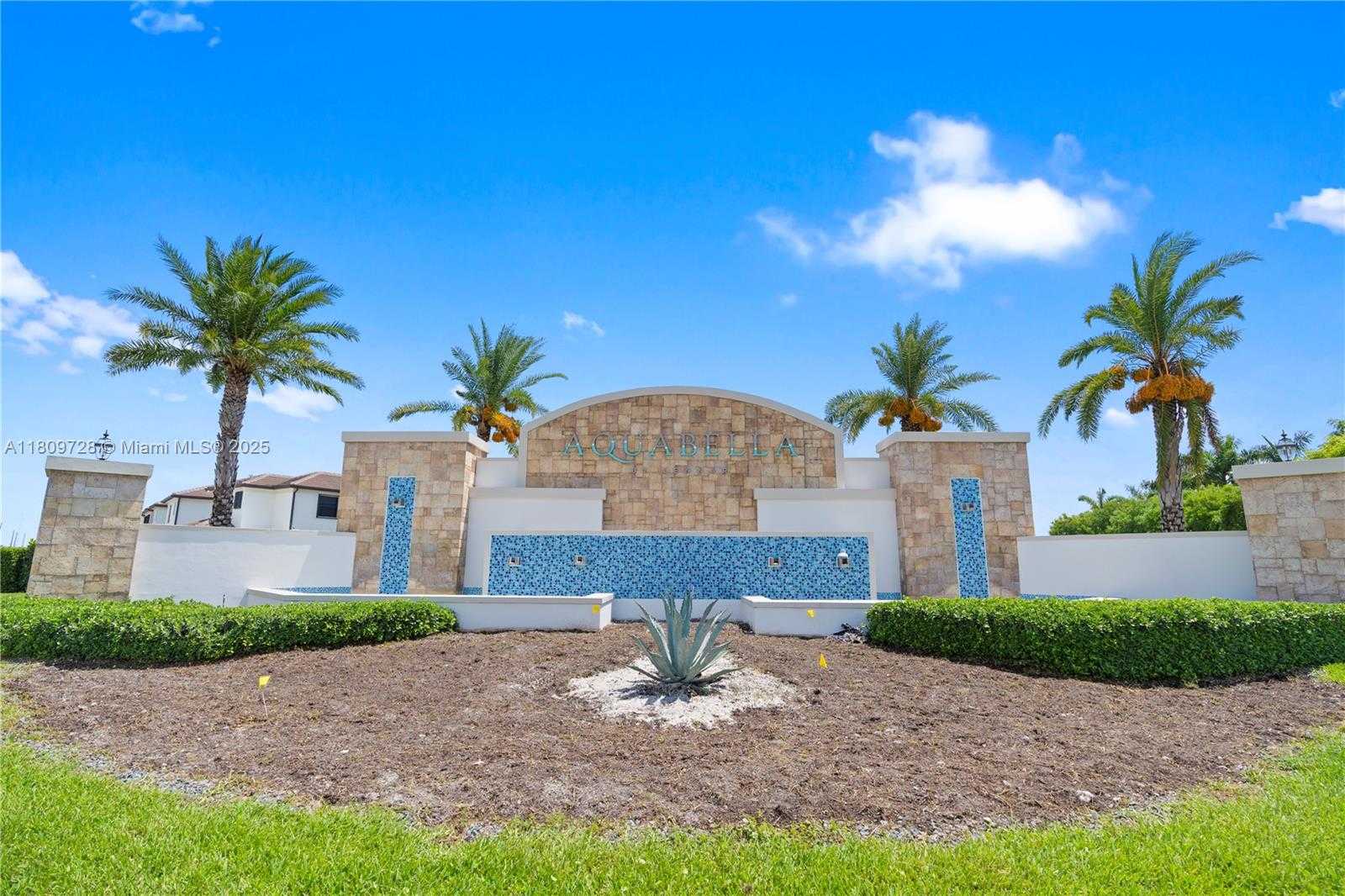 Small Image of 10606 32 LN, Hialeah Number 33