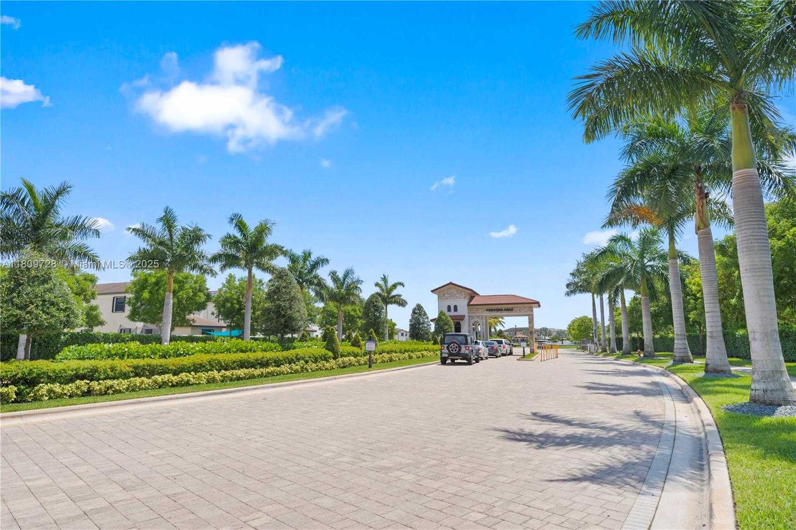 Small Image of 10606 32 LN, Hialeah Number 34
