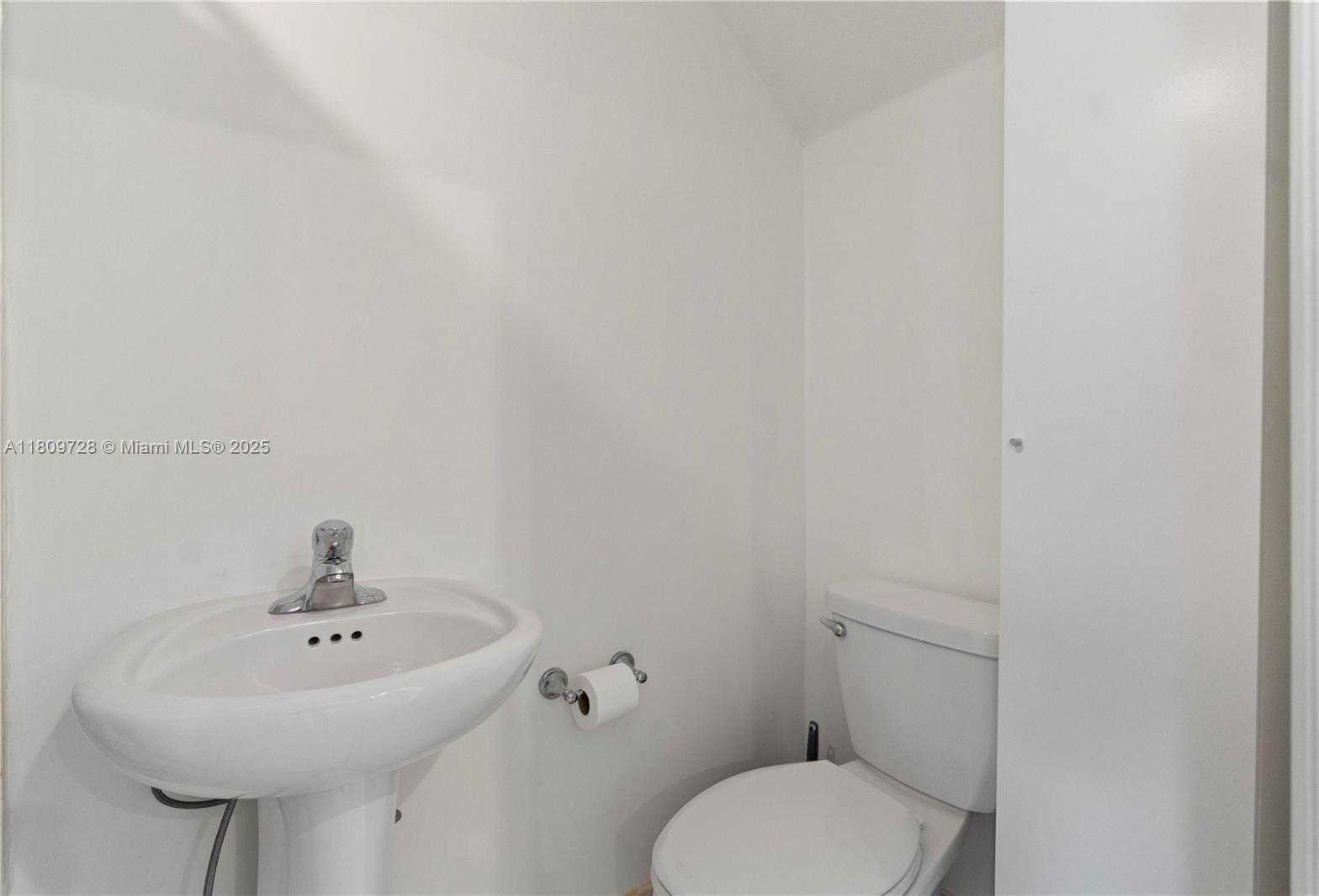 Small Image of 10606 32 LN, Hialeah Number 5