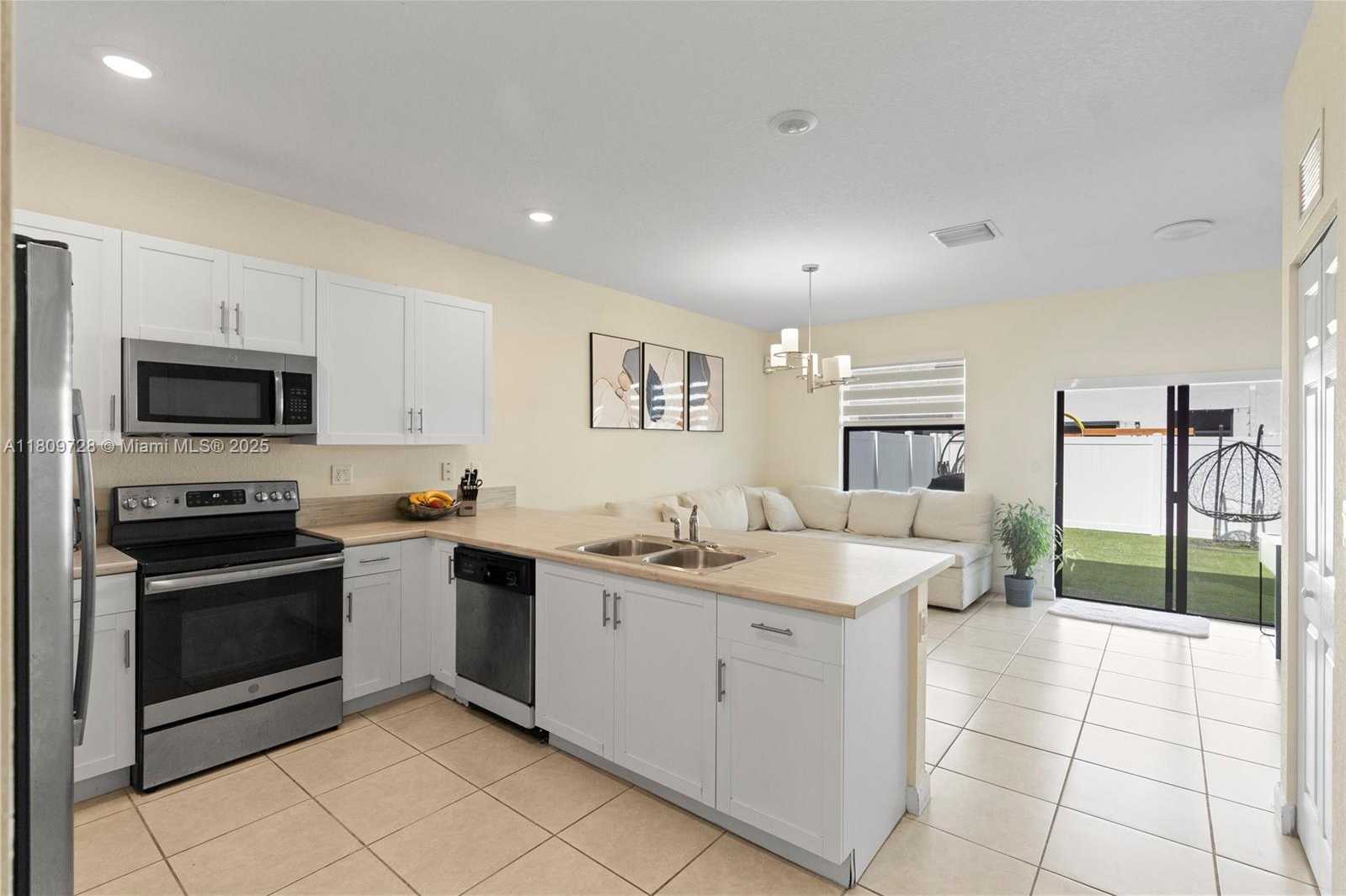Small Image of 10606 32 LN, Hialeah Number 6