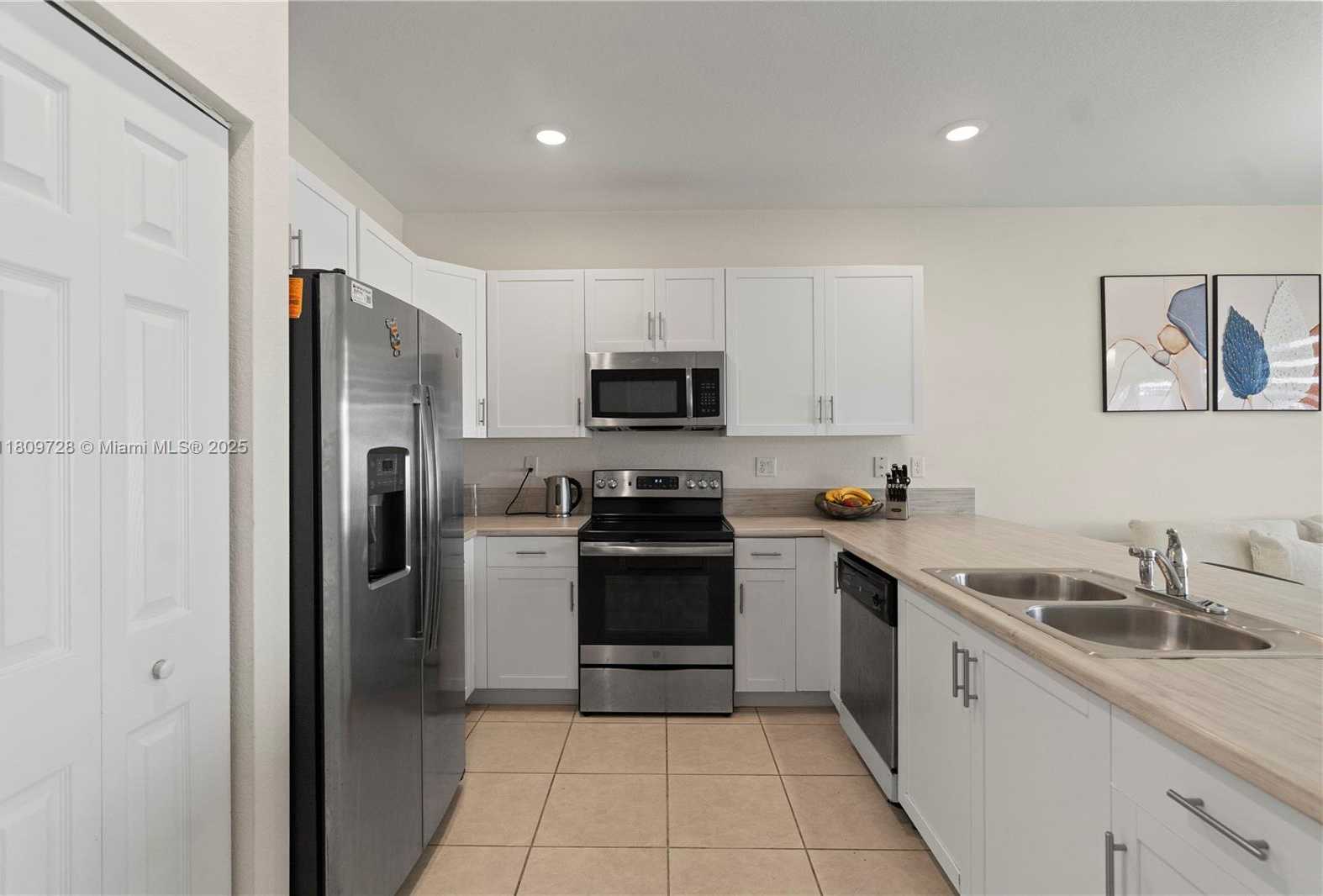 Small Image of 10606 32 LN, Hialeah Number 7