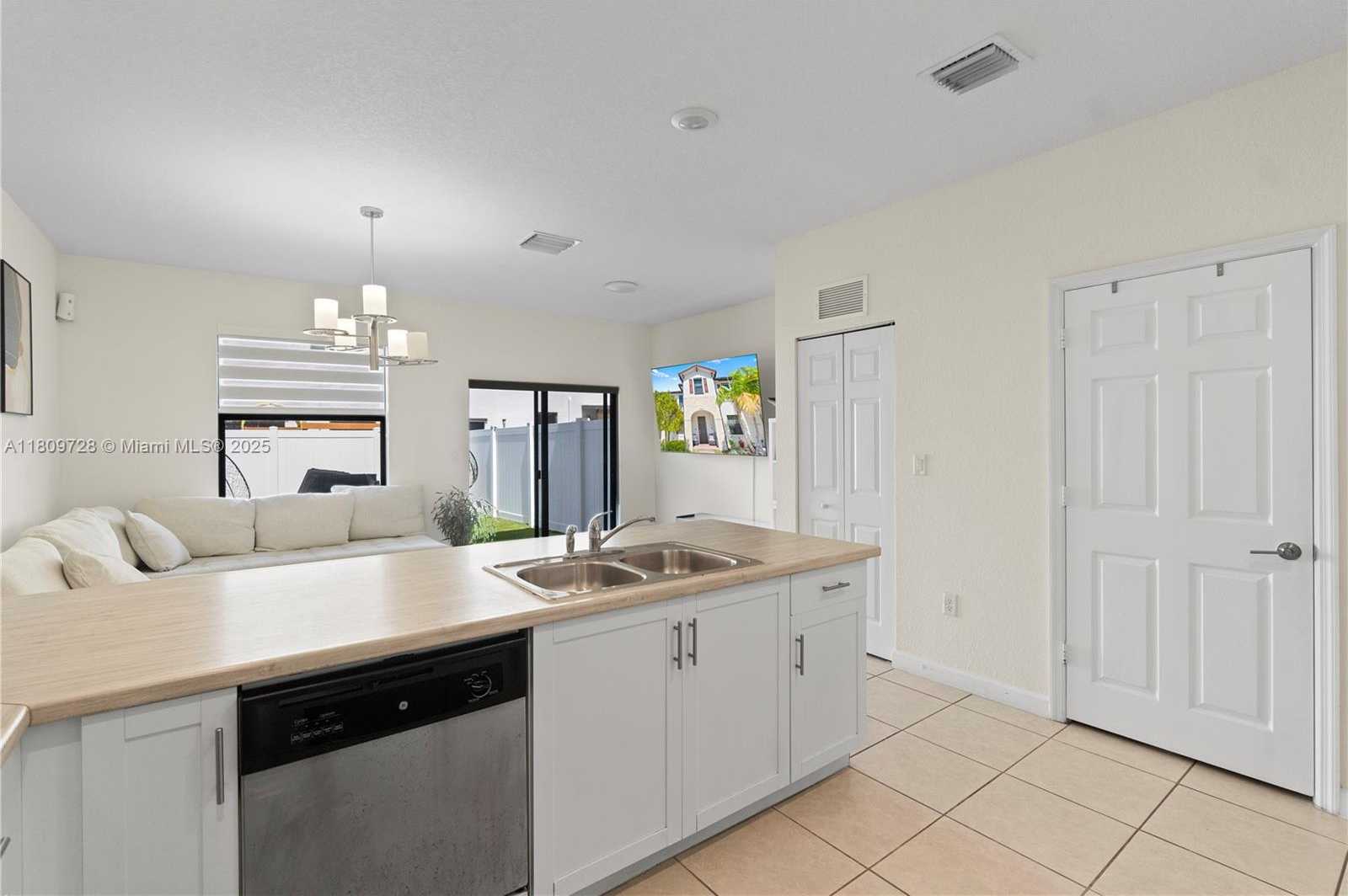 Small Image of 10606 32 LN, Hialeah Number 8