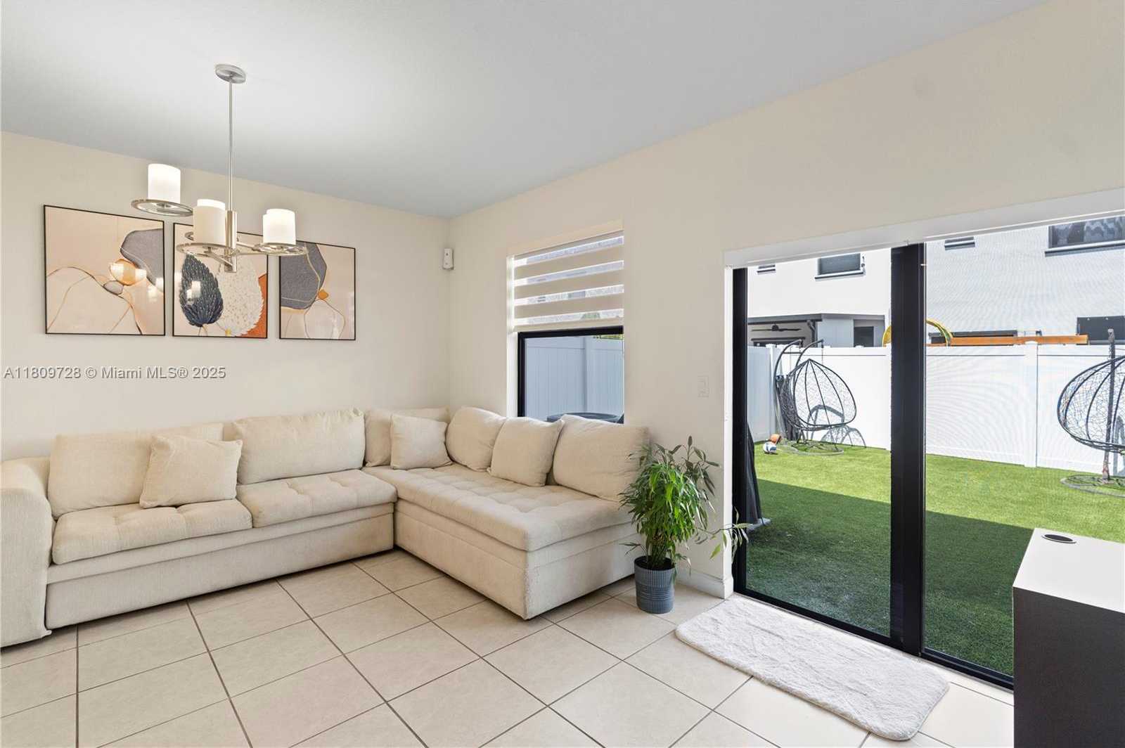 Small Image of 10606 32 LN, Hialeah Number 9