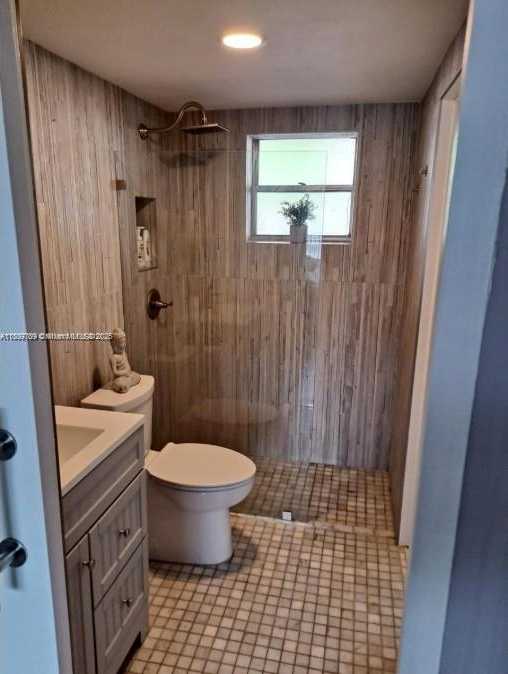 Small Image of 220 KINGS POINT DR #106, Sunny Isles Beach Number 3
