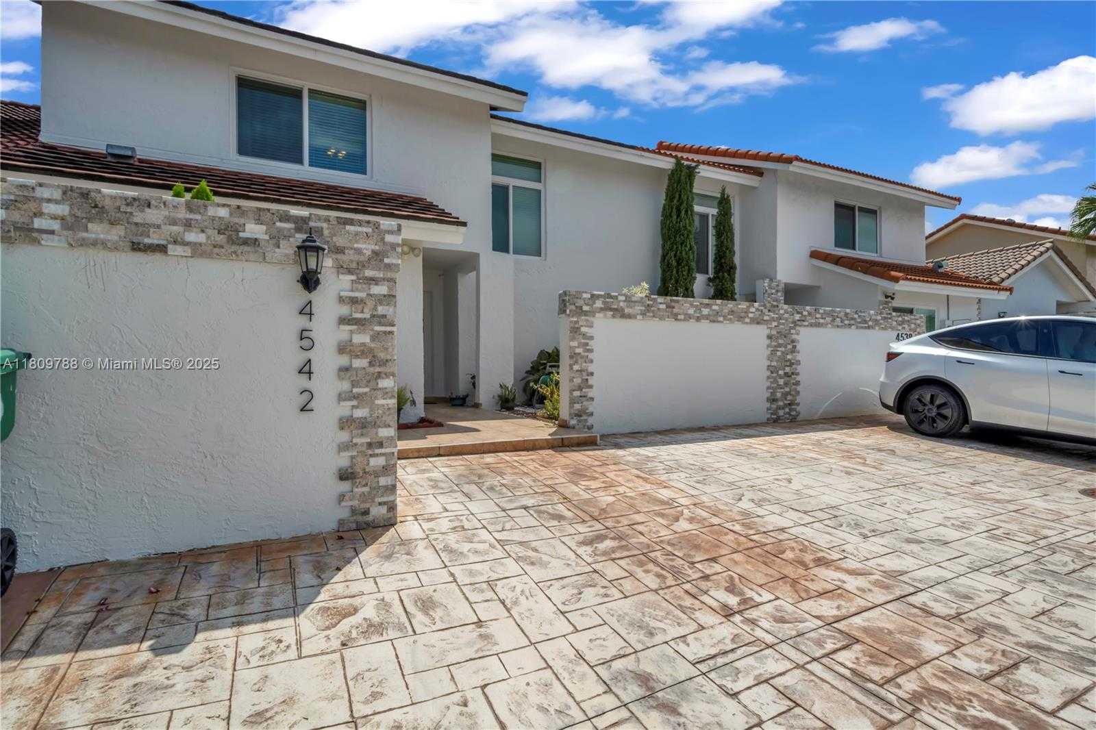 Small Image of 4542 SOUTH WEST 143RD CT W, Miami Number 25
