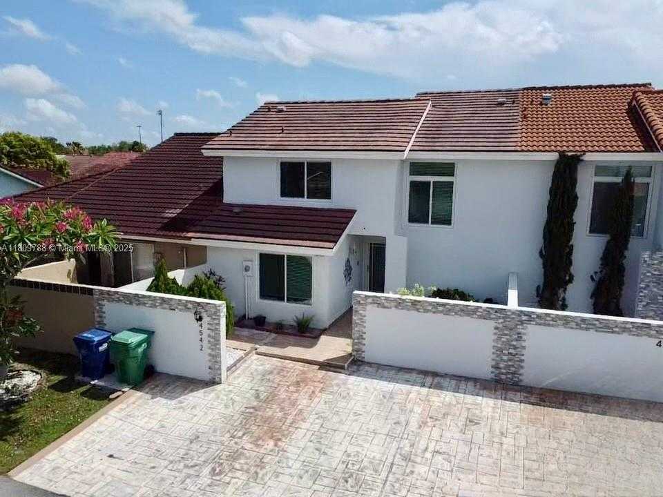 Small Image of 4542 SOUTH WEST 143RD CT W, Miami Number 3