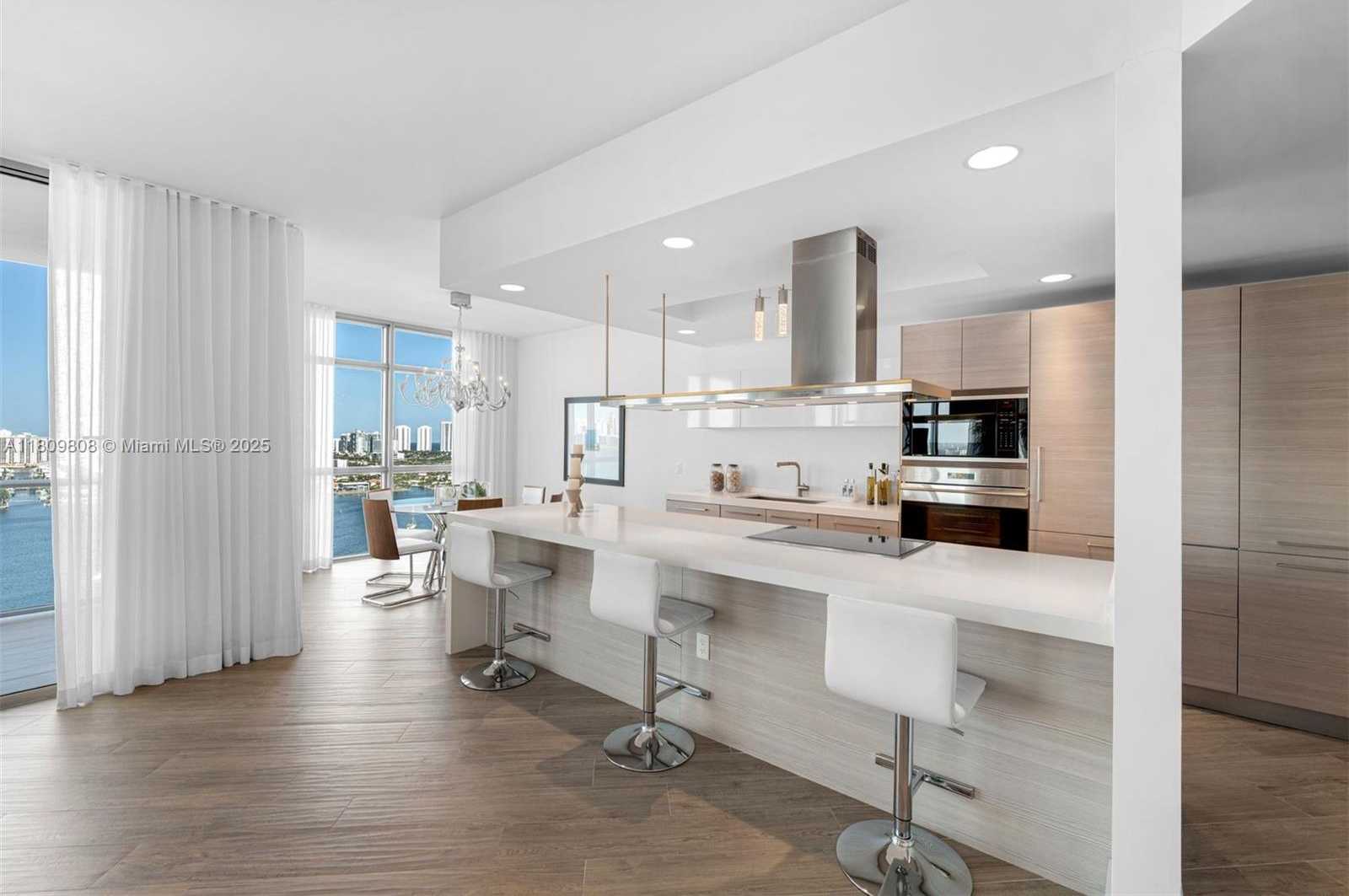 Small Image of 17301 BISCAYNE BLVD #2210, North Miami Beach Number 5