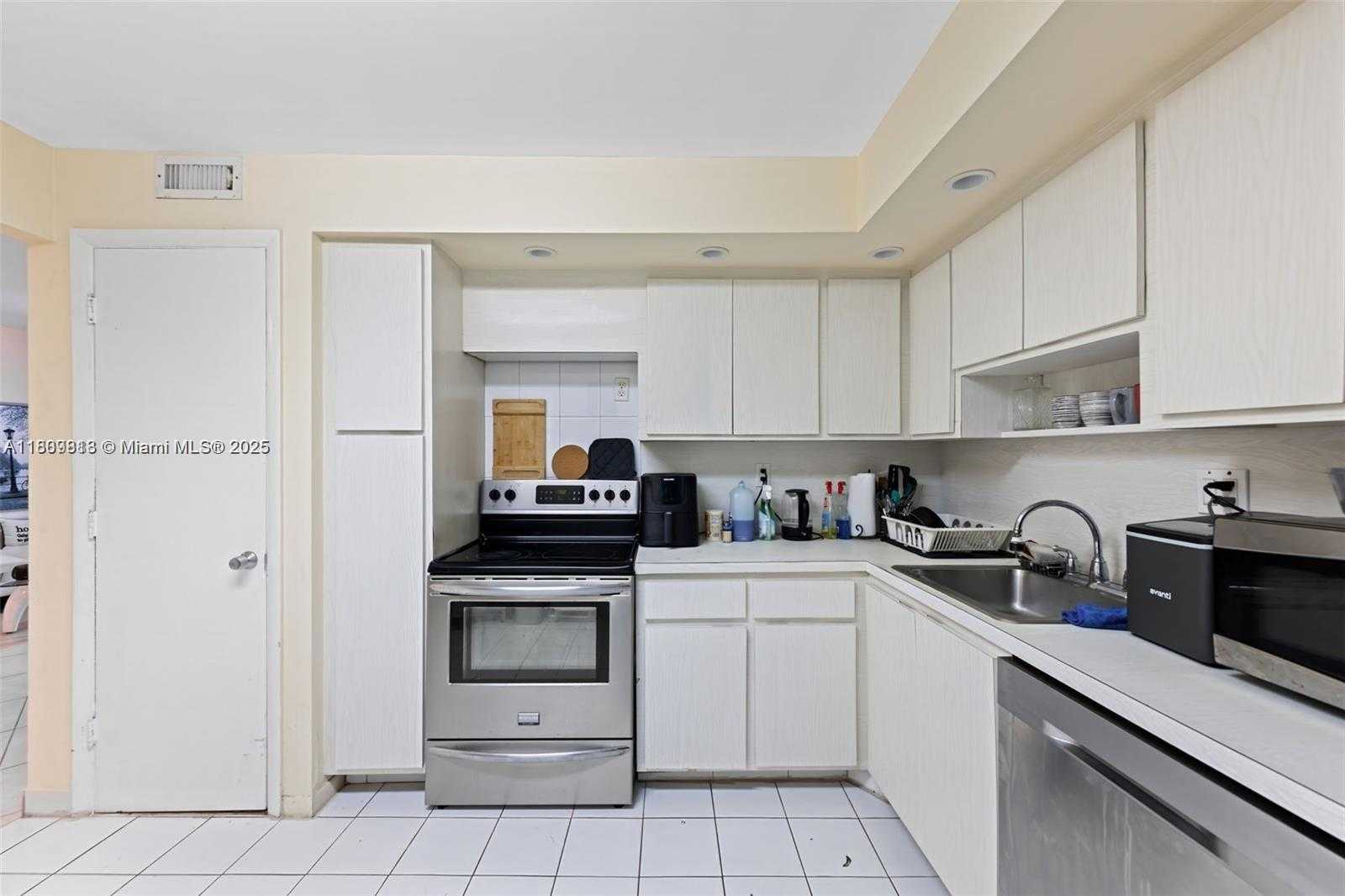Small Image of 3161 SOUTH OCEAN DR #607, Hallandale Beach Number 12