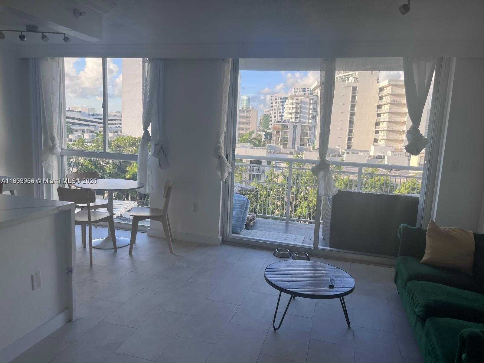 Small Image of 1688 WEST AVE #706, Miami Beach Number 2