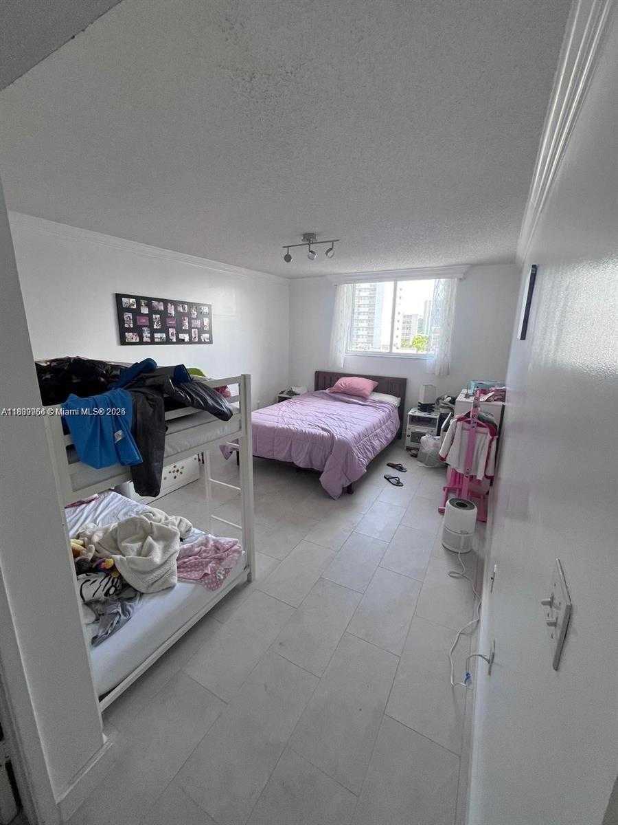 Small Image of 1688 WEST AVE #706, Miami Beach Number 3