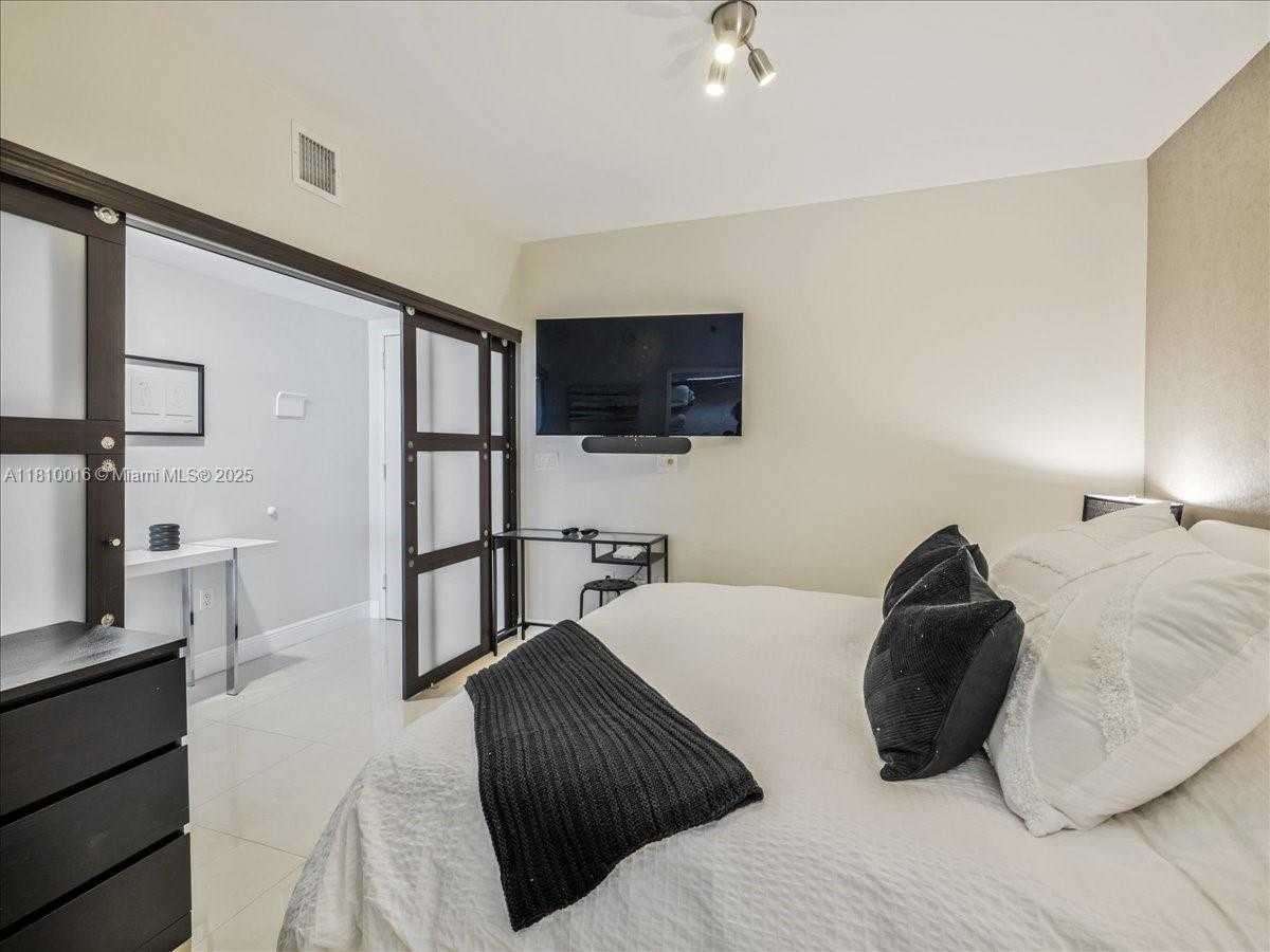 Small Image of 1830 SOUTH OCEAN DR #5009, Hallandale Beach Number 22