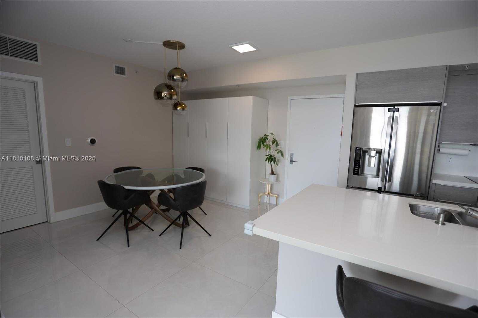 Small Image of 325 SOUTH BISCAYNE BLVD #1822, Miami Number 6