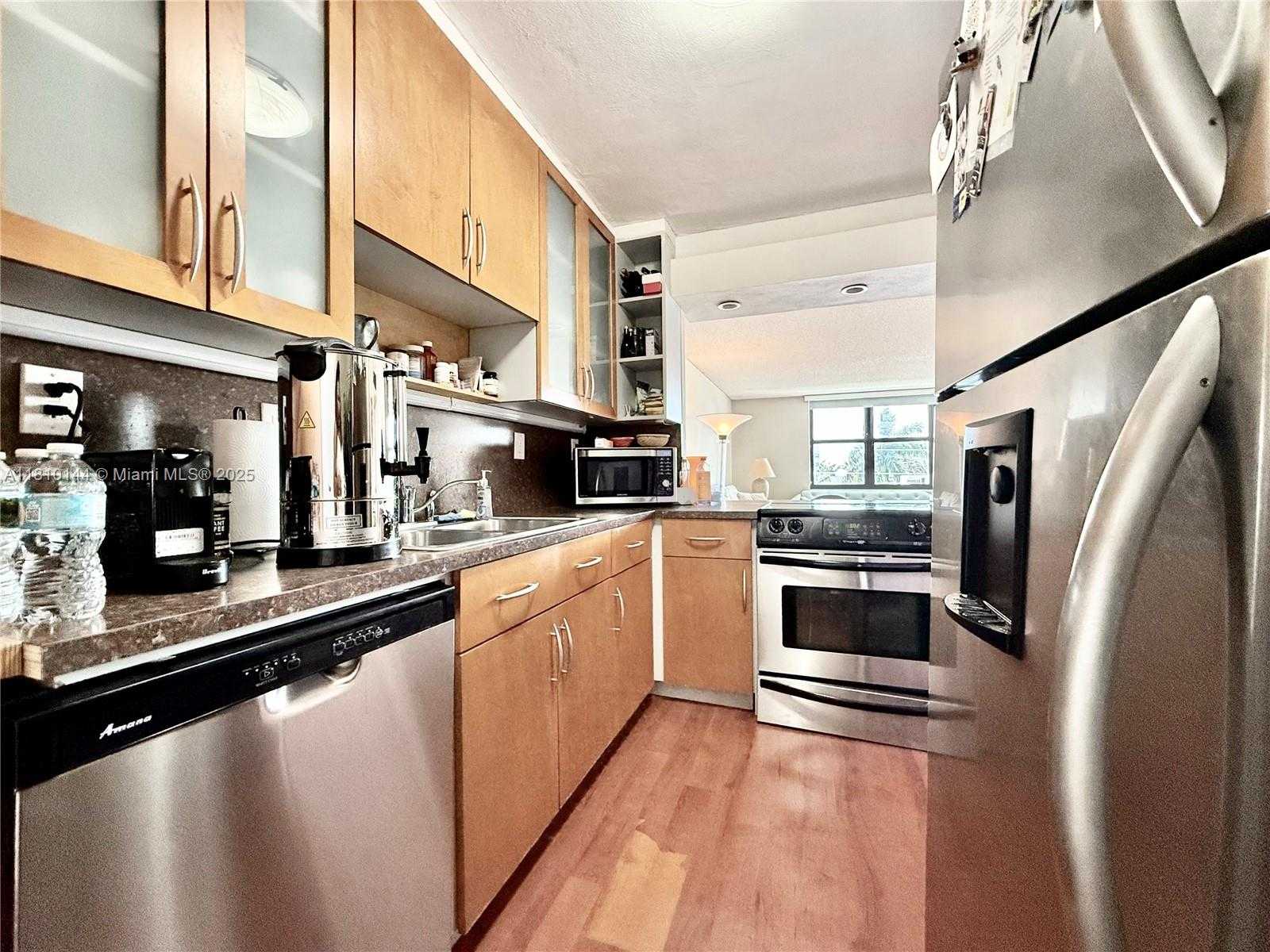 Small Image of 10101 EAST BAY HARBOR DR #401, Bay Harbor Islands Number 25
