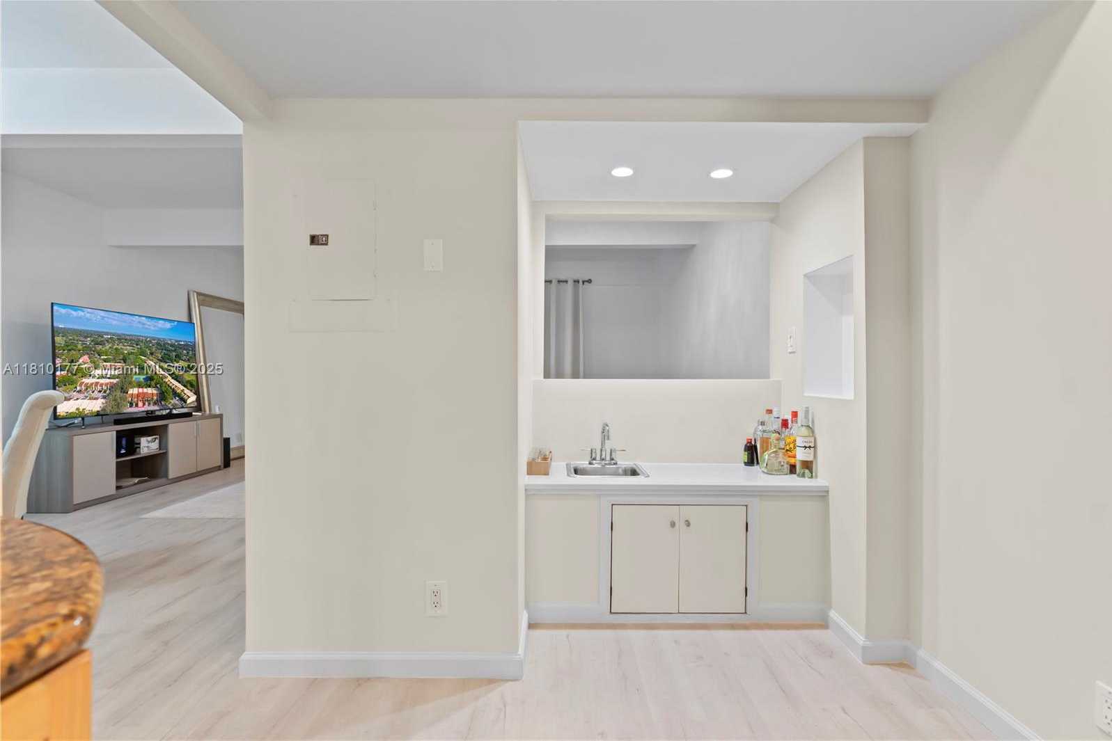 Small Image of 760 EAST COCO PLUM CIR, Plantation Number 4
