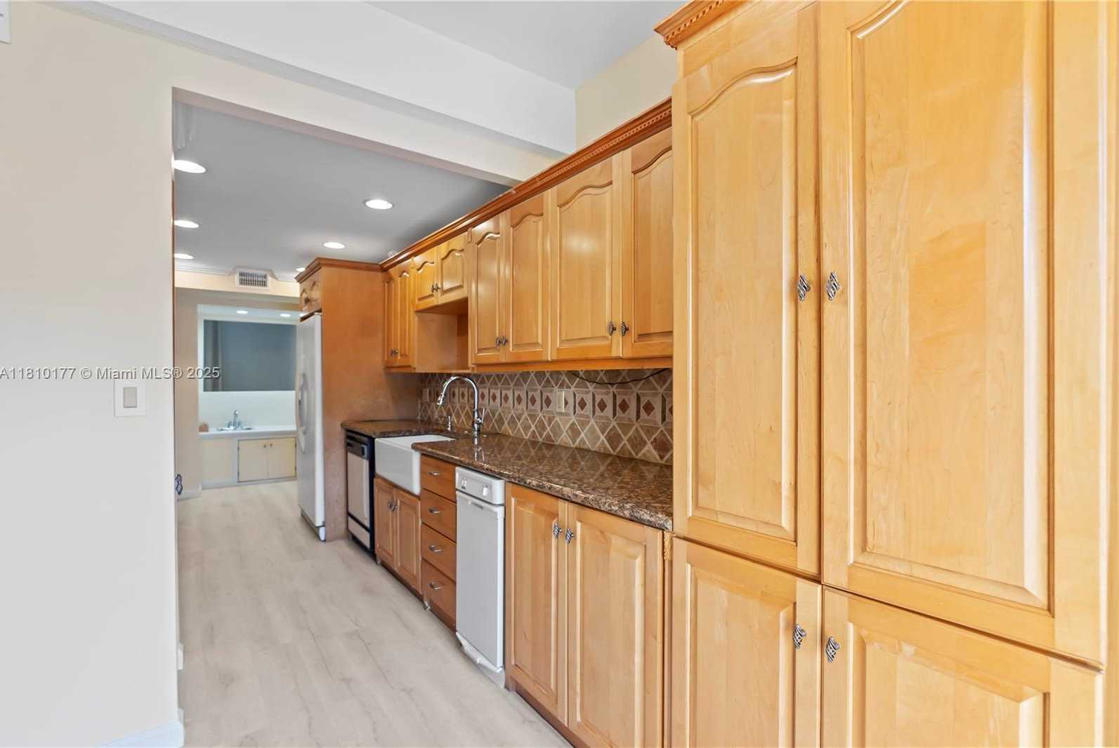 Small Image of 760 EAST COCO PLUM CIR, Plantation Number 8