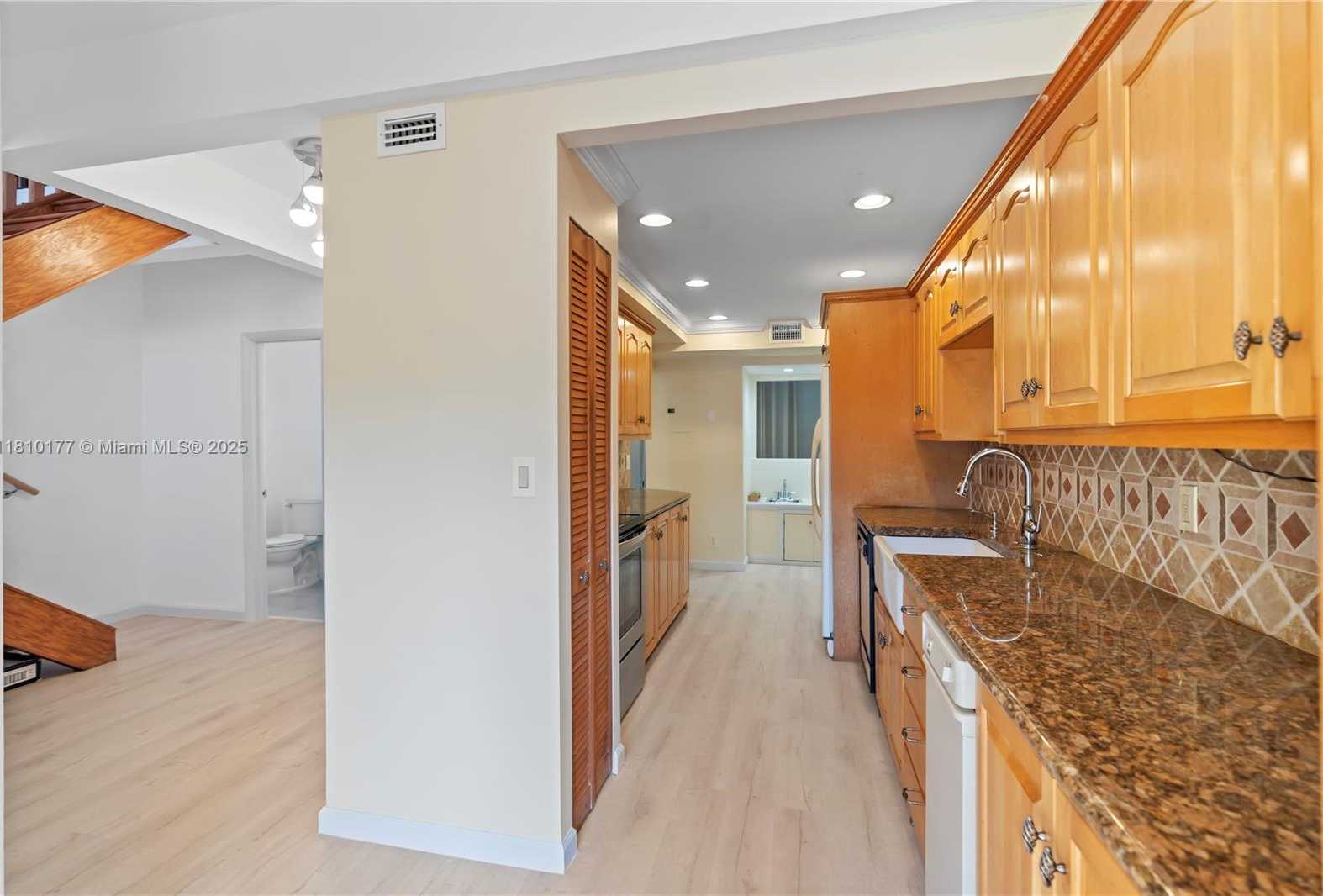 Small Image of 760 EAST COCO PLUM CIR, Plantation Number 9