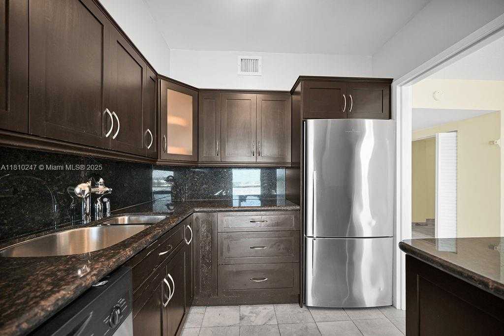 Small Image of 900 BAY DR #905, Miami Beach Number 9