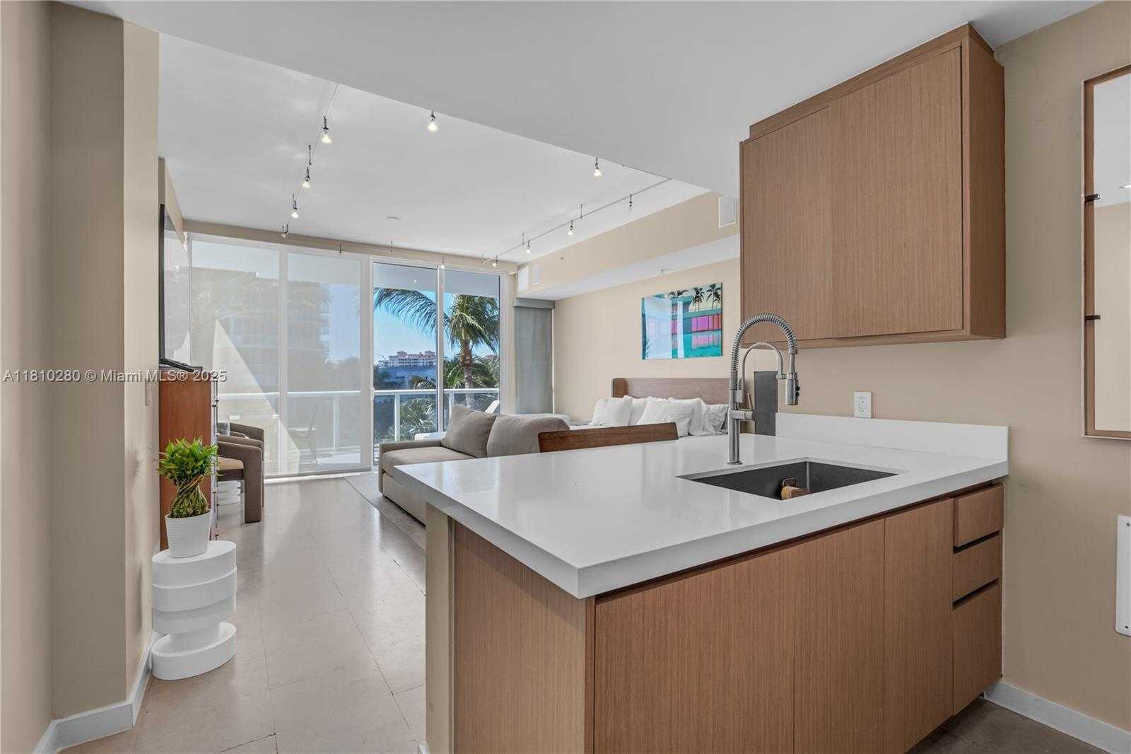 Small Image of 50 SOUTH POINTE DR #606, Miami Beach Number 11