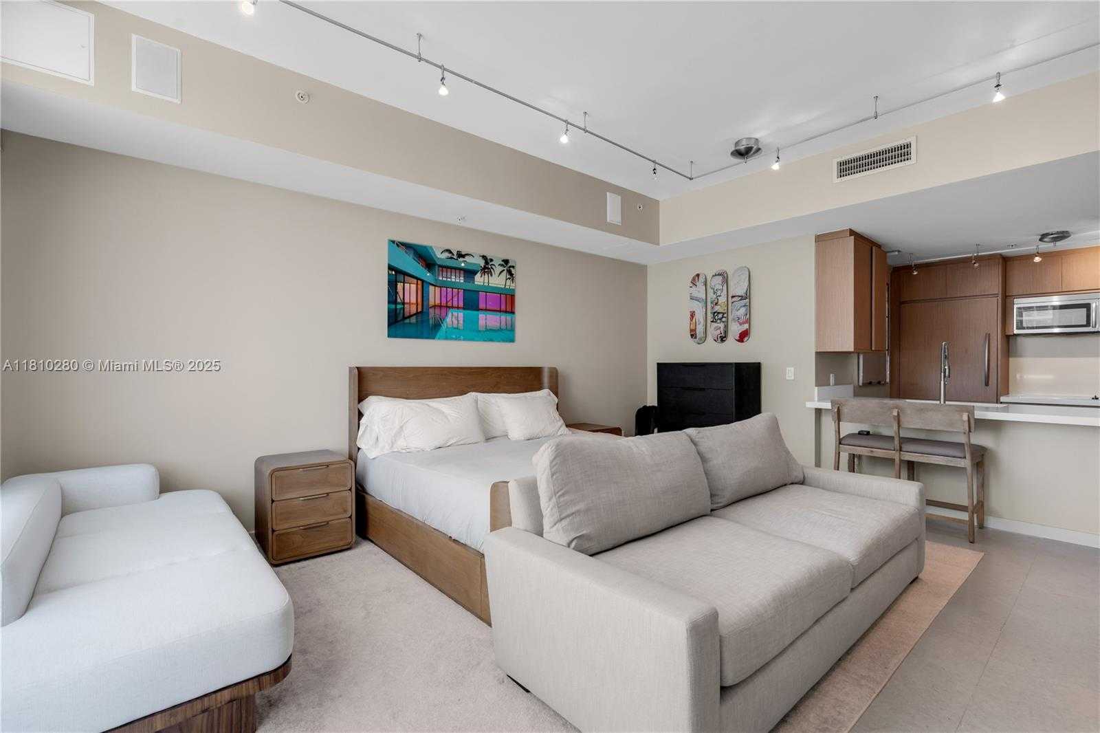 Small Image of 50 SOUTH POINTE DR #606, Miami Beach Number 7