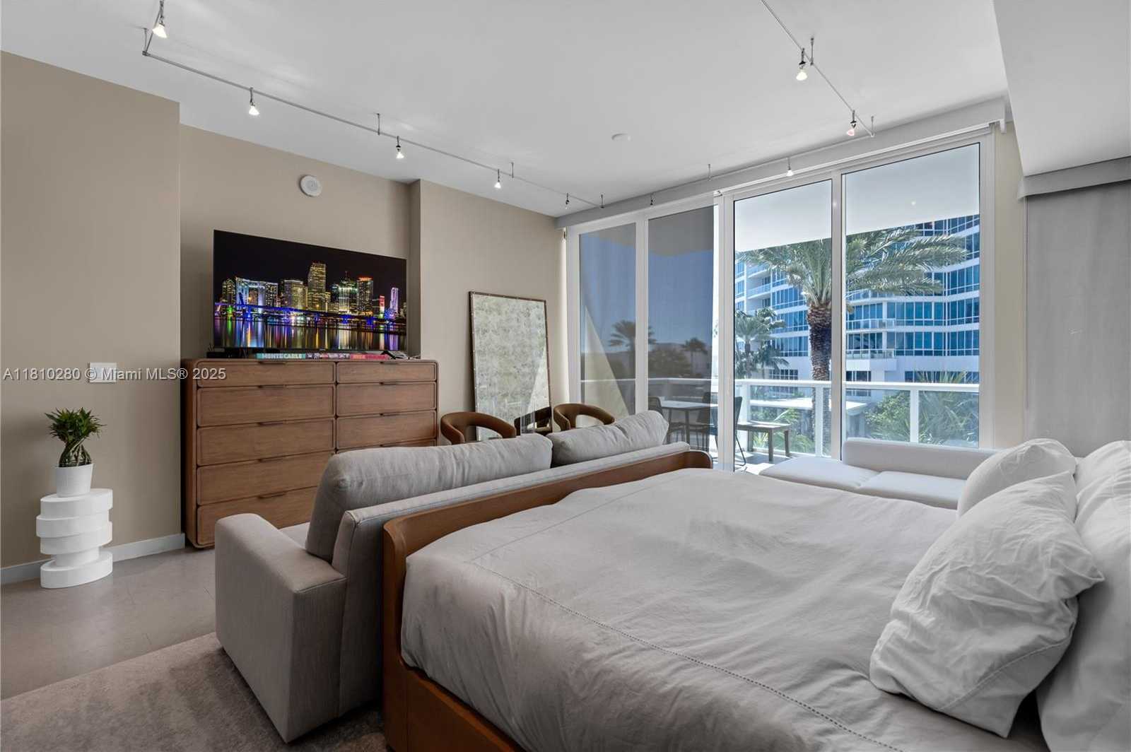Small Image of 50 SOUTH POINTE DR #606, Miami Beach Number 9