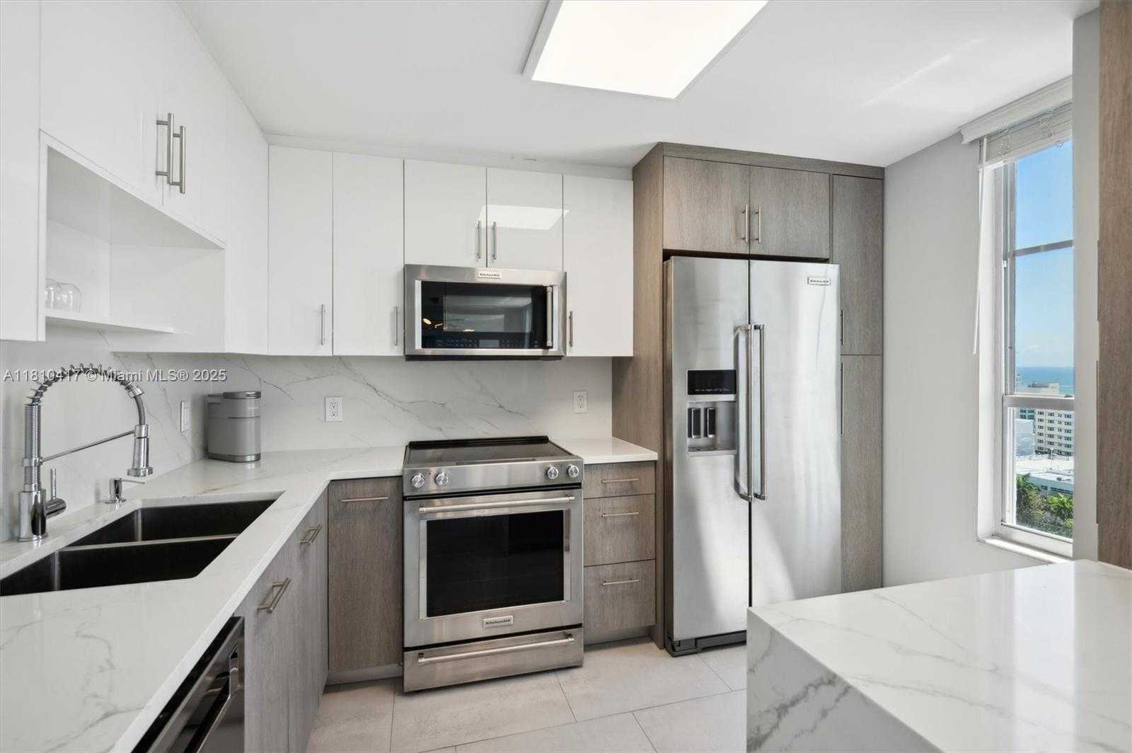 Small Image of 4101 PINE TREE DR #1715, Miami Beach Number 13