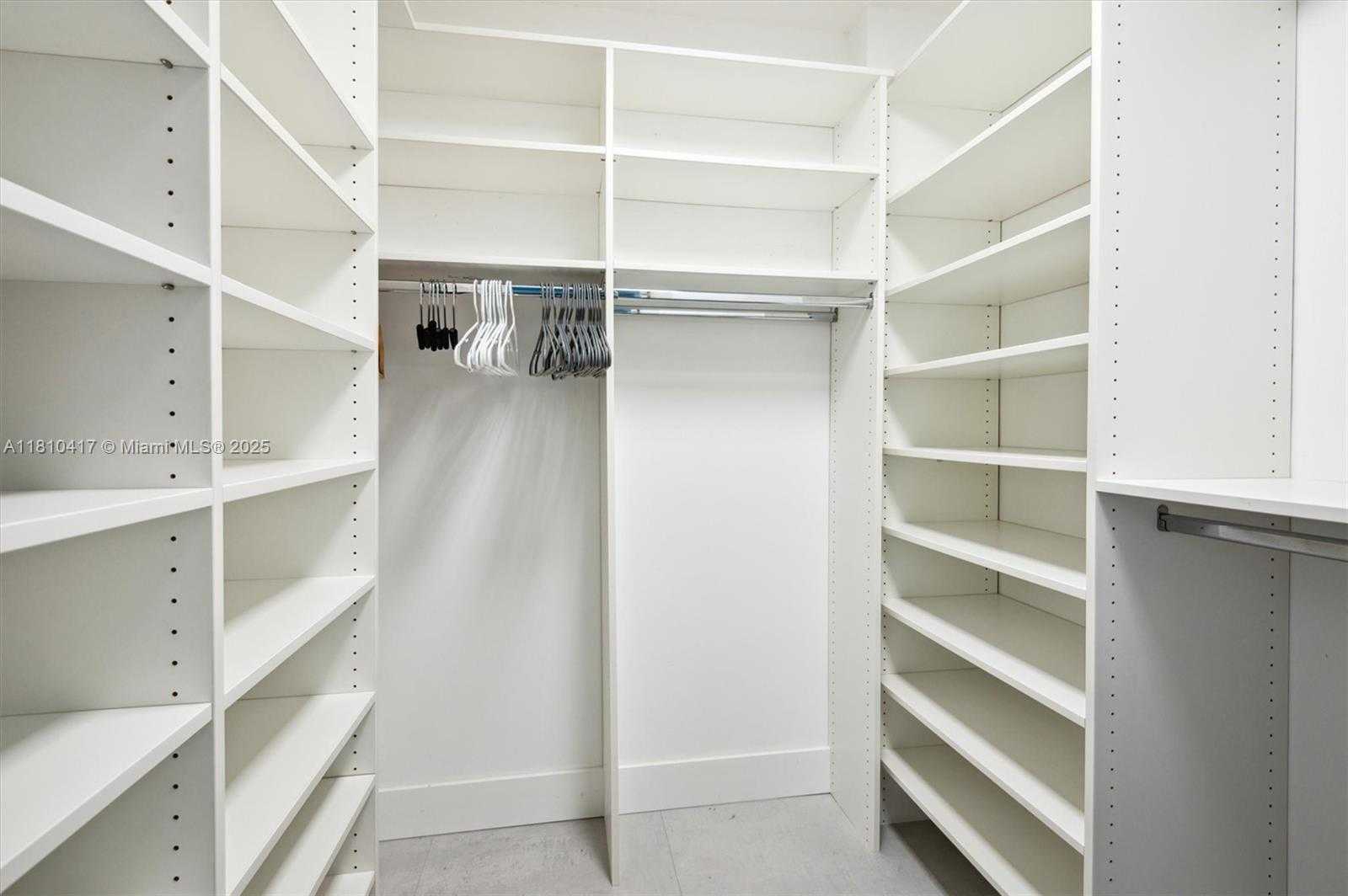 Small Image of 4101 PINE TREE DR #1715, Miami Beach Number 16