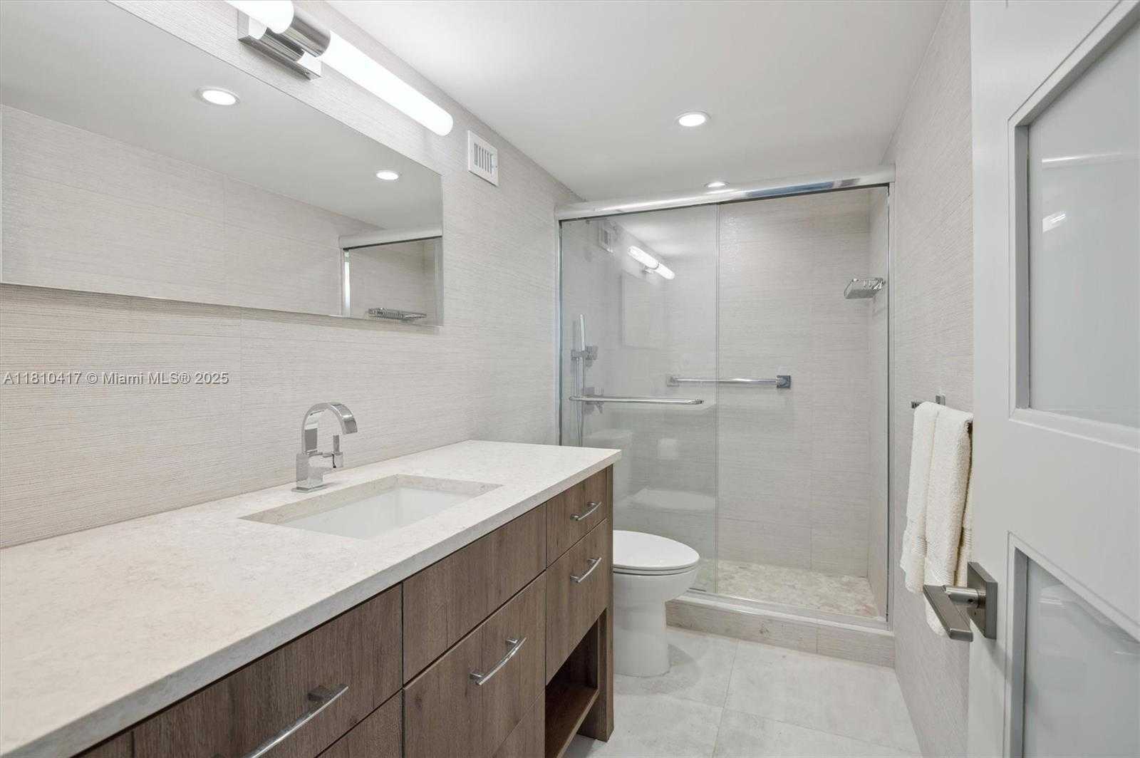 Small Image of 4101 PINE TREE DR #1715, Miami Beach Number 17