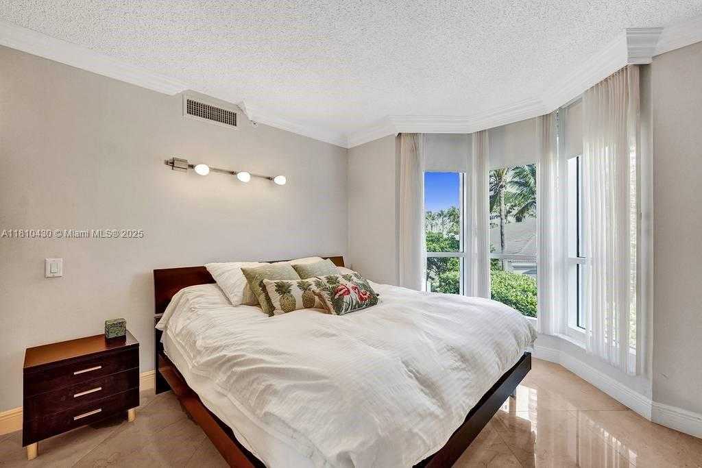 Small Image of 21055 YACHT CLUB DR #502, Aventura Number 19