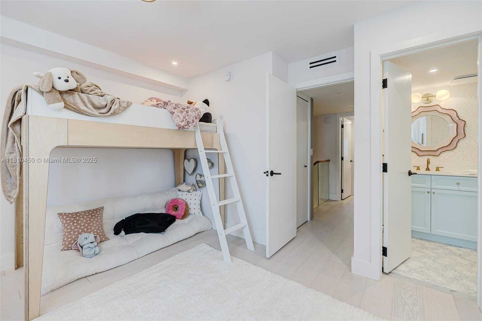 Small Image of 725 BILTMORE CT, Coral Gables Number 32
