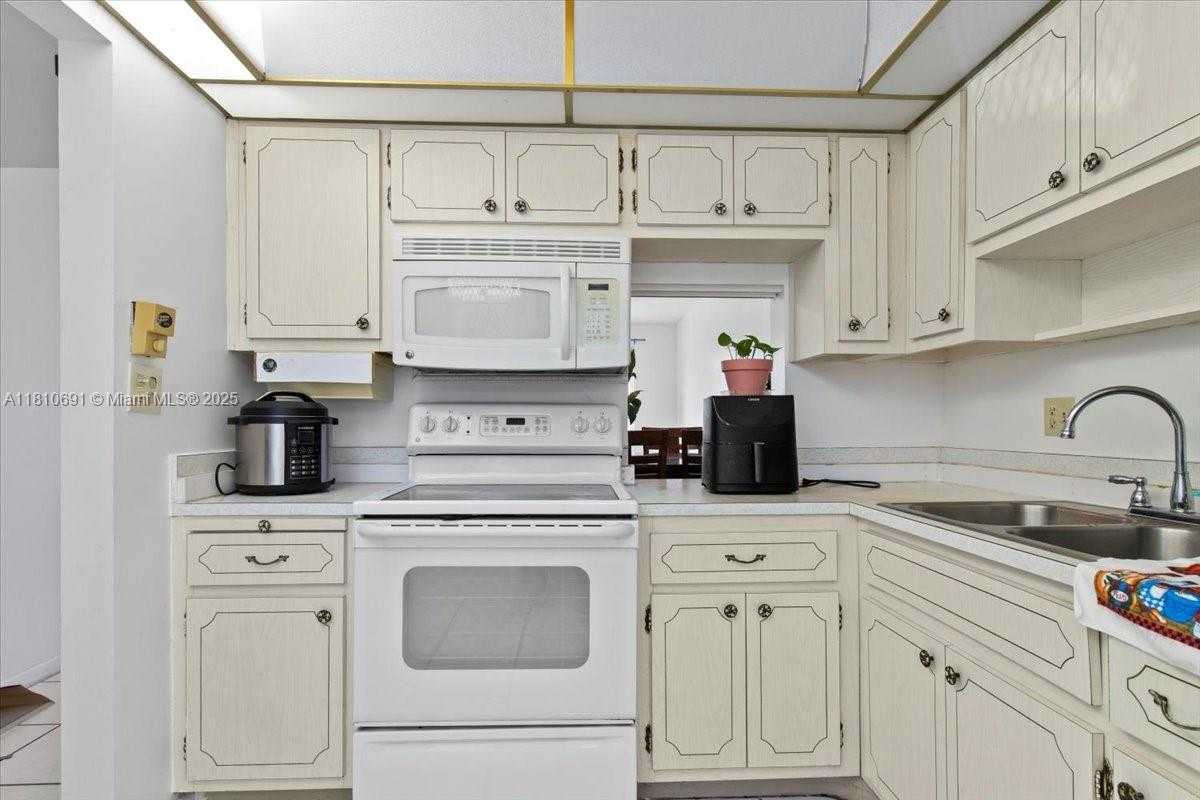Small Image of 2200 PARK LN #109, Hollywood Number 8