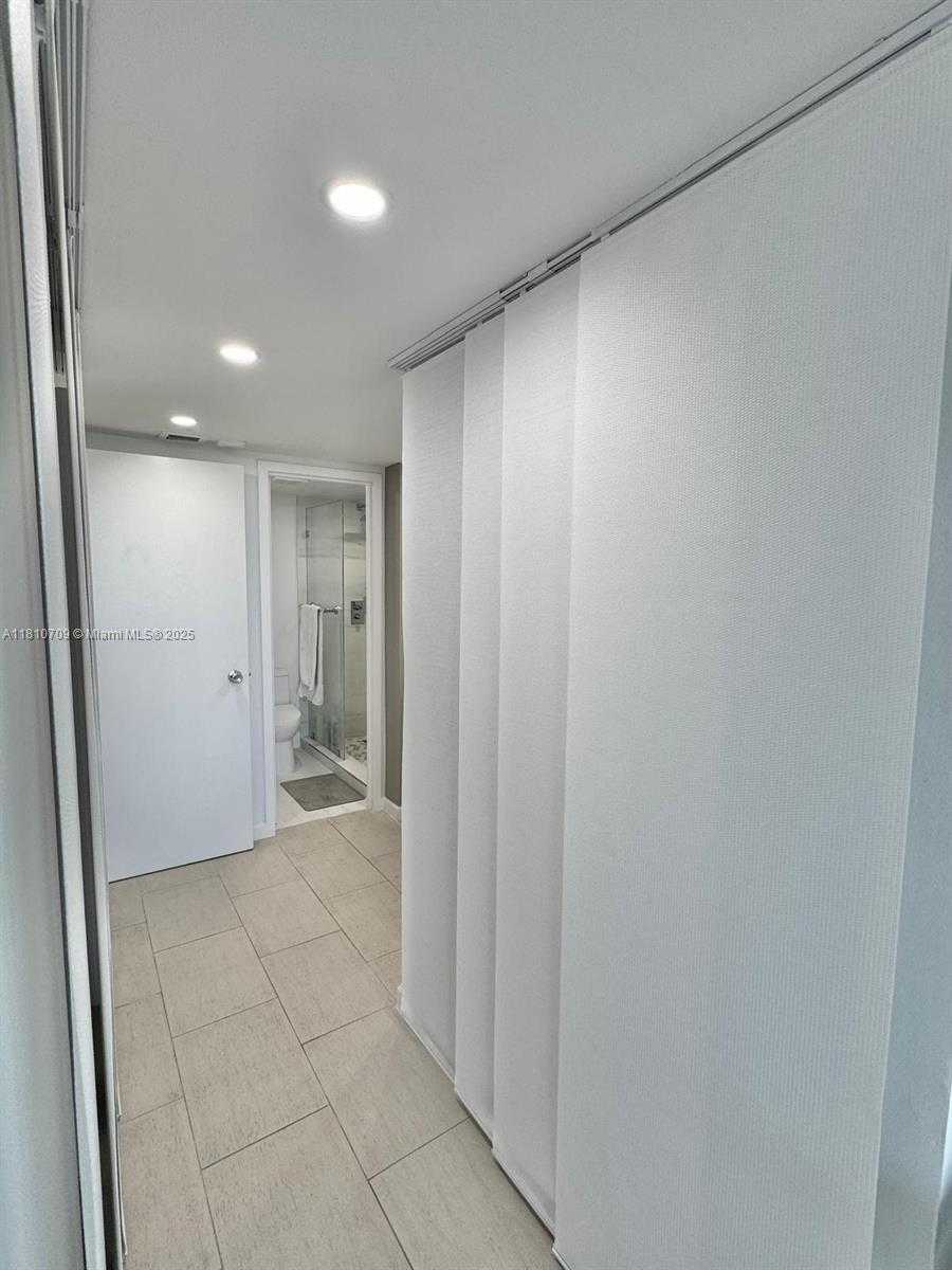 Small Image of 3375 NORTH COUNTRY CLUB DR #701, Aventura Number 24