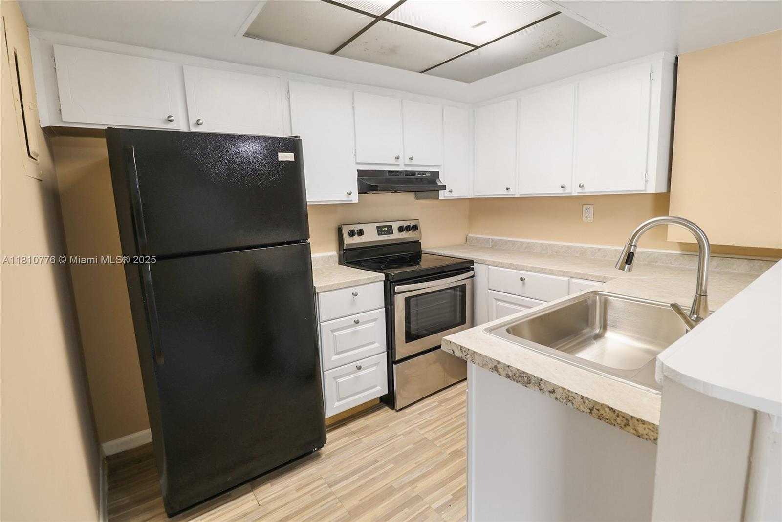 Small Image of 1354 SEAVIEW DR, North Lauderdale Number 10