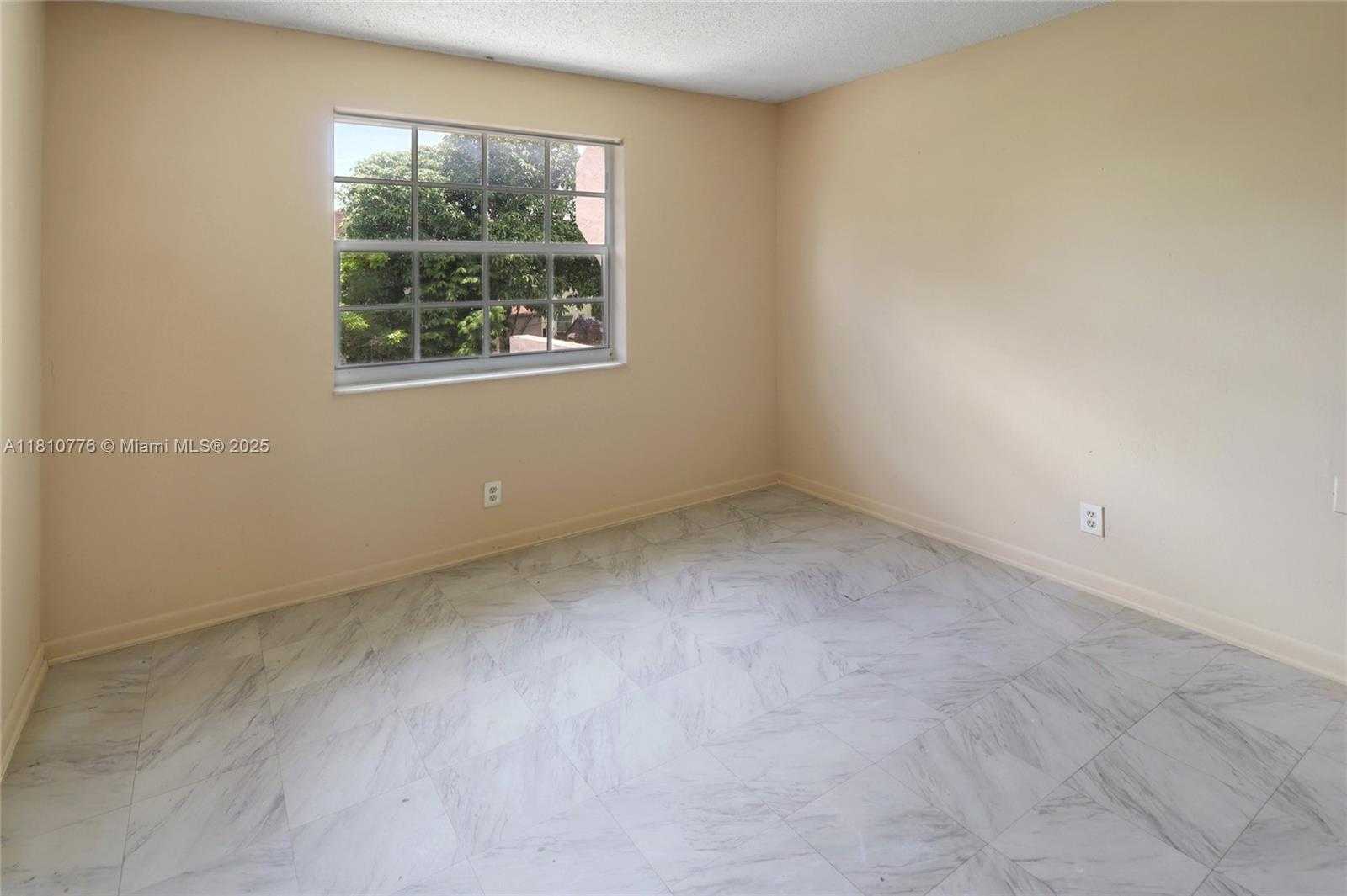 Small Image of 1354 SEAVIEW DR, North Lauderdale Number 22