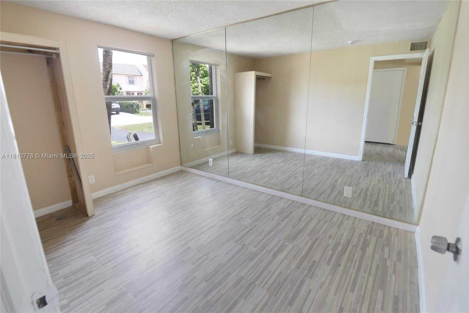 Small Image of 1354 SEAVIEW DR, North Lauderdale Number 23