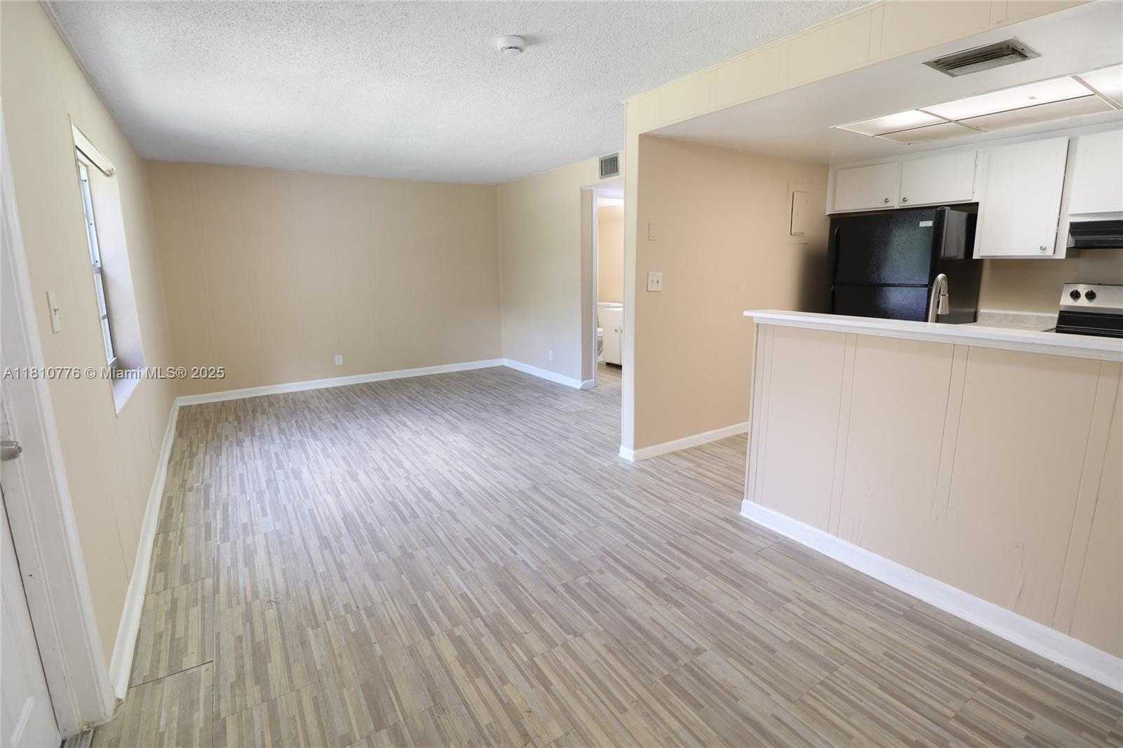 Small Image of 1354 SEAVIEW DR, North Lauderdale Number 8