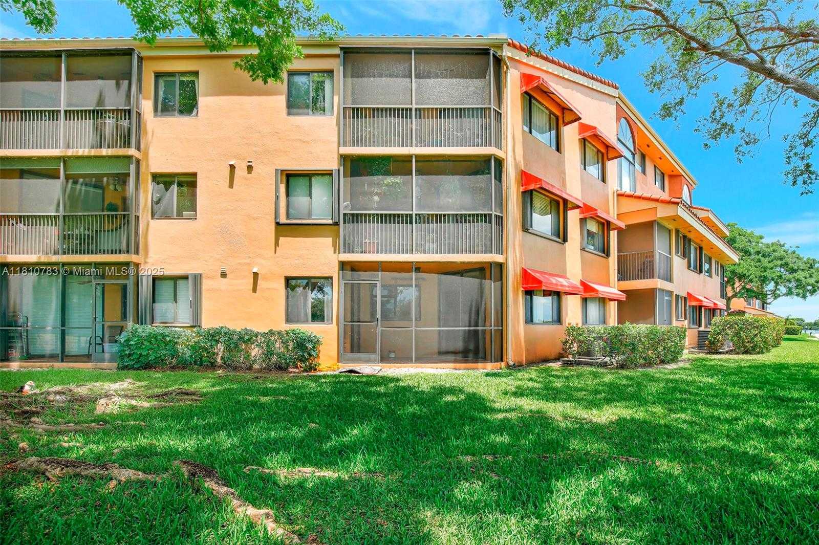 Small Image of 15535 NORTH MIAMI LAKEWAY N #106, Miami Lakes Number 32