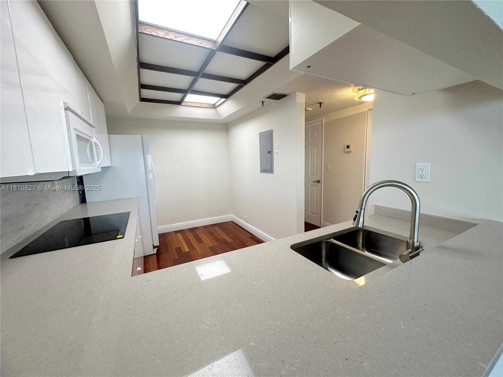 Small Image of 520 BRICKELL KEY DR #A811, Miami Number 12