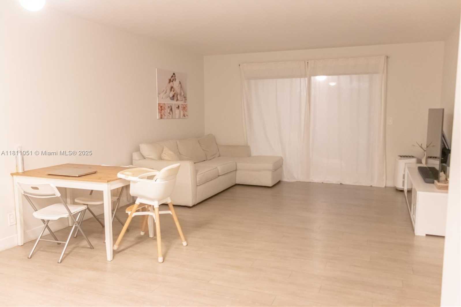 Small Image of 2200 SOUTH CYPRESS BEND DR #204, Pompano Beach Number 4