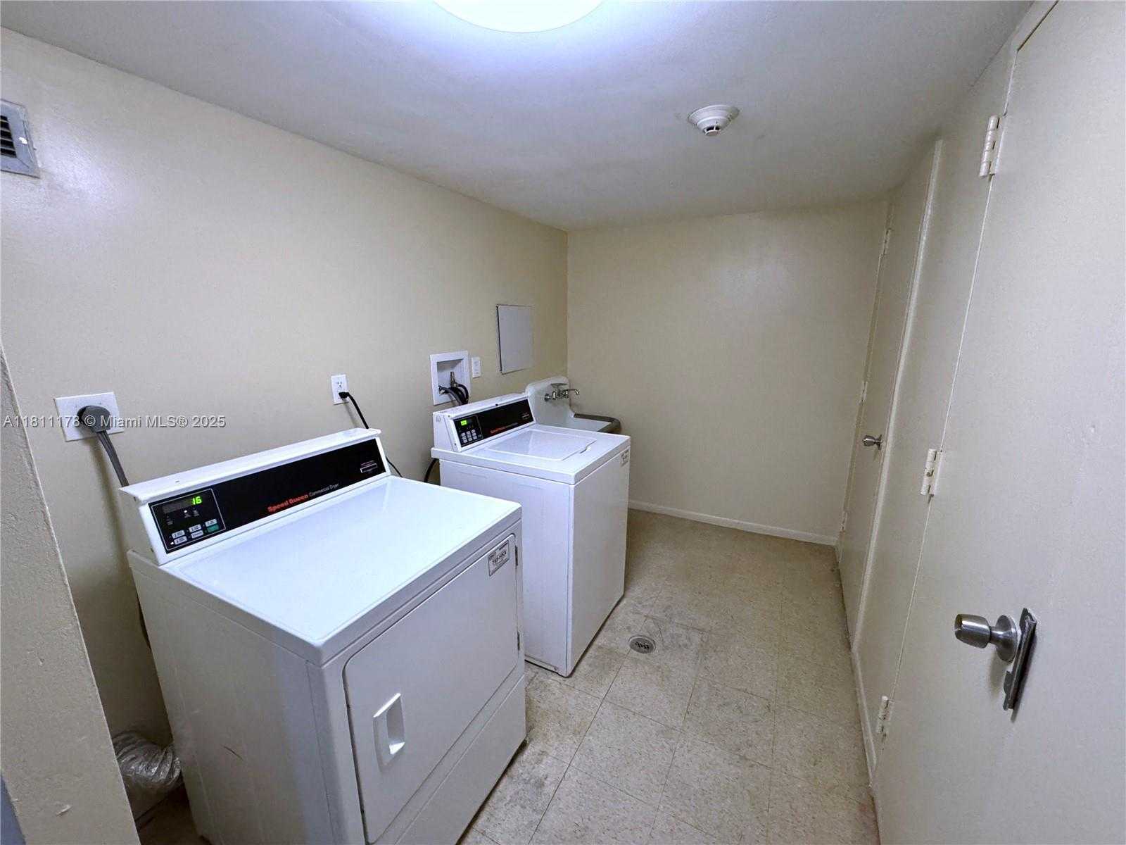 Small Image of 5555 COLLINS AVE #6E, Miami Beach Number 28