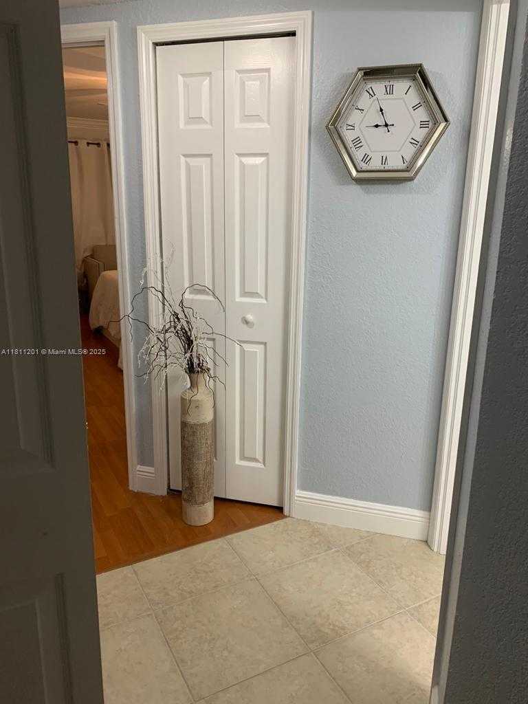 Small Image of 8290 LAKE DR #502, Doral Number 12
