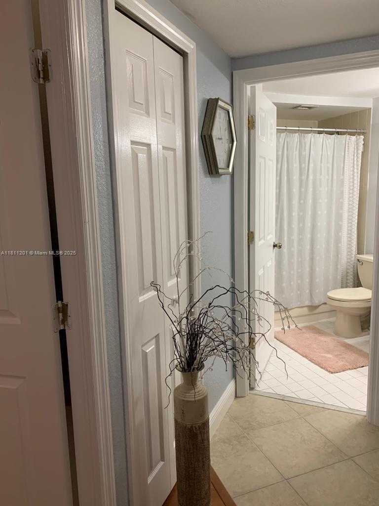 Small Image of 8290 LAKE DR #502, Doral Number 13