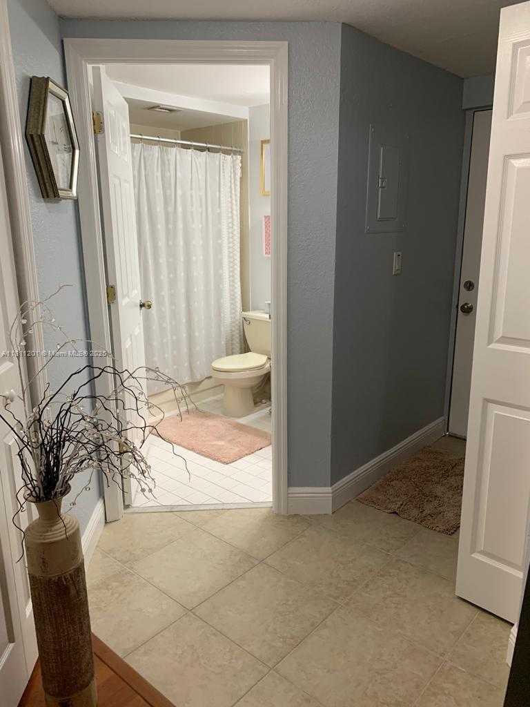 Small Image of 8290 LAKE DR #502, Doral Number 14