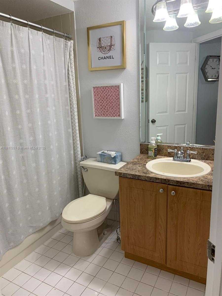 Small Image of 8290 LAKE DR #502, Doral Number 15