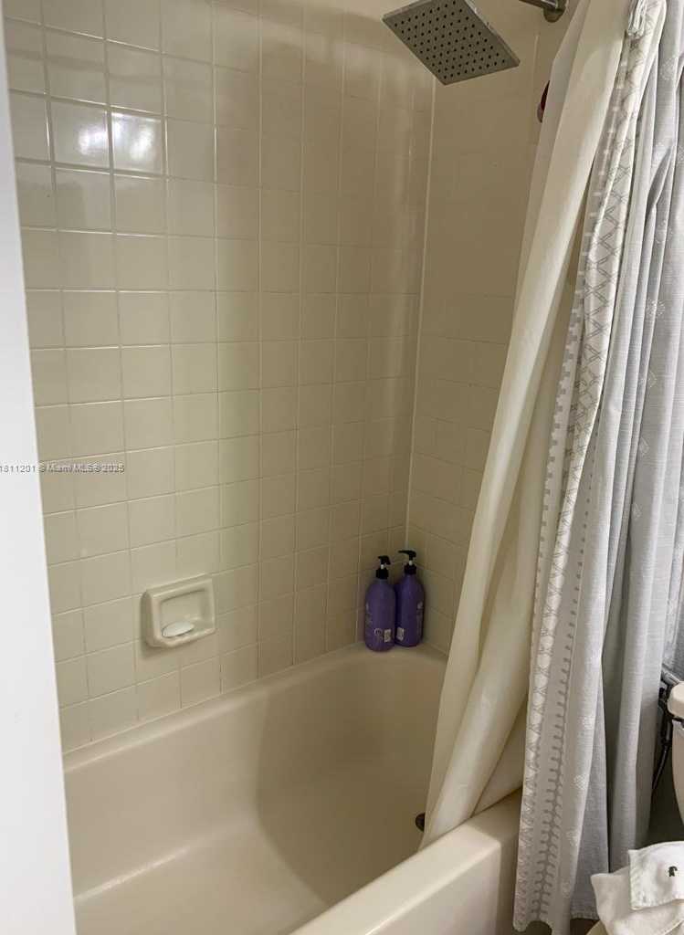 Small Image of 8290 LAKE DR #502, Doral Number 16