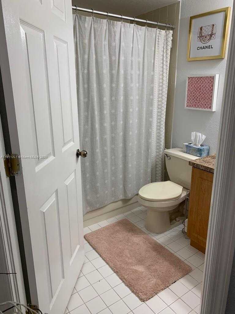 Small Image of 8290 LAKE DR #502, Doral Number 17