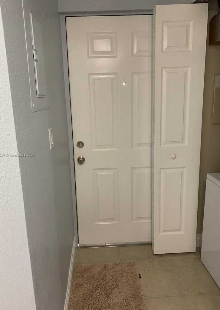 Small Image of 8290 LAKE DR #502, Doral Number 18