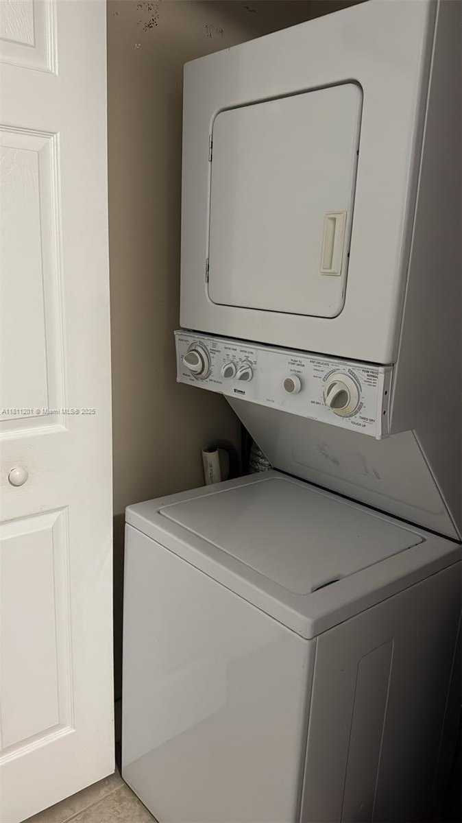Small Image of 8290 LAKE DR #502, Doral Number 19