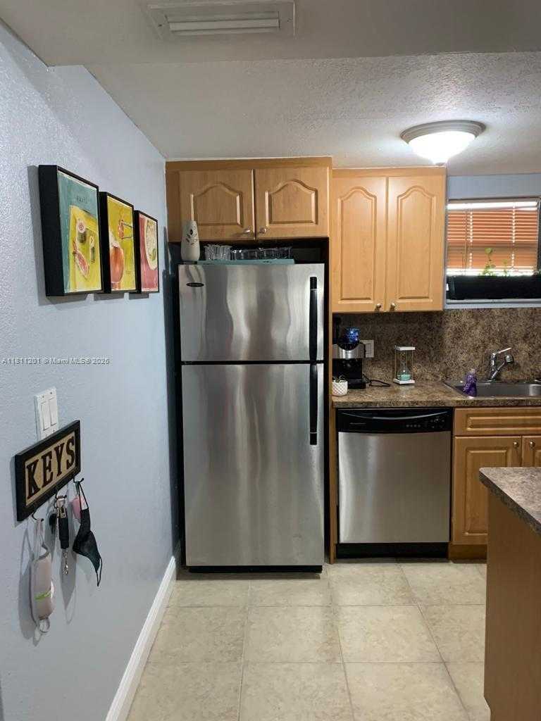 Small Image of 8290 LAKE DR #502, Doral Number 2