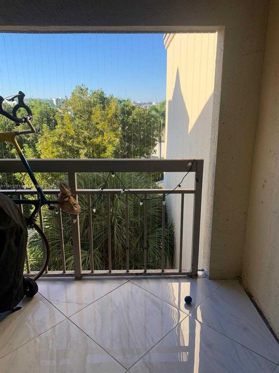 Small Image of 8290 LAKE DR #502, Doral Number 20
