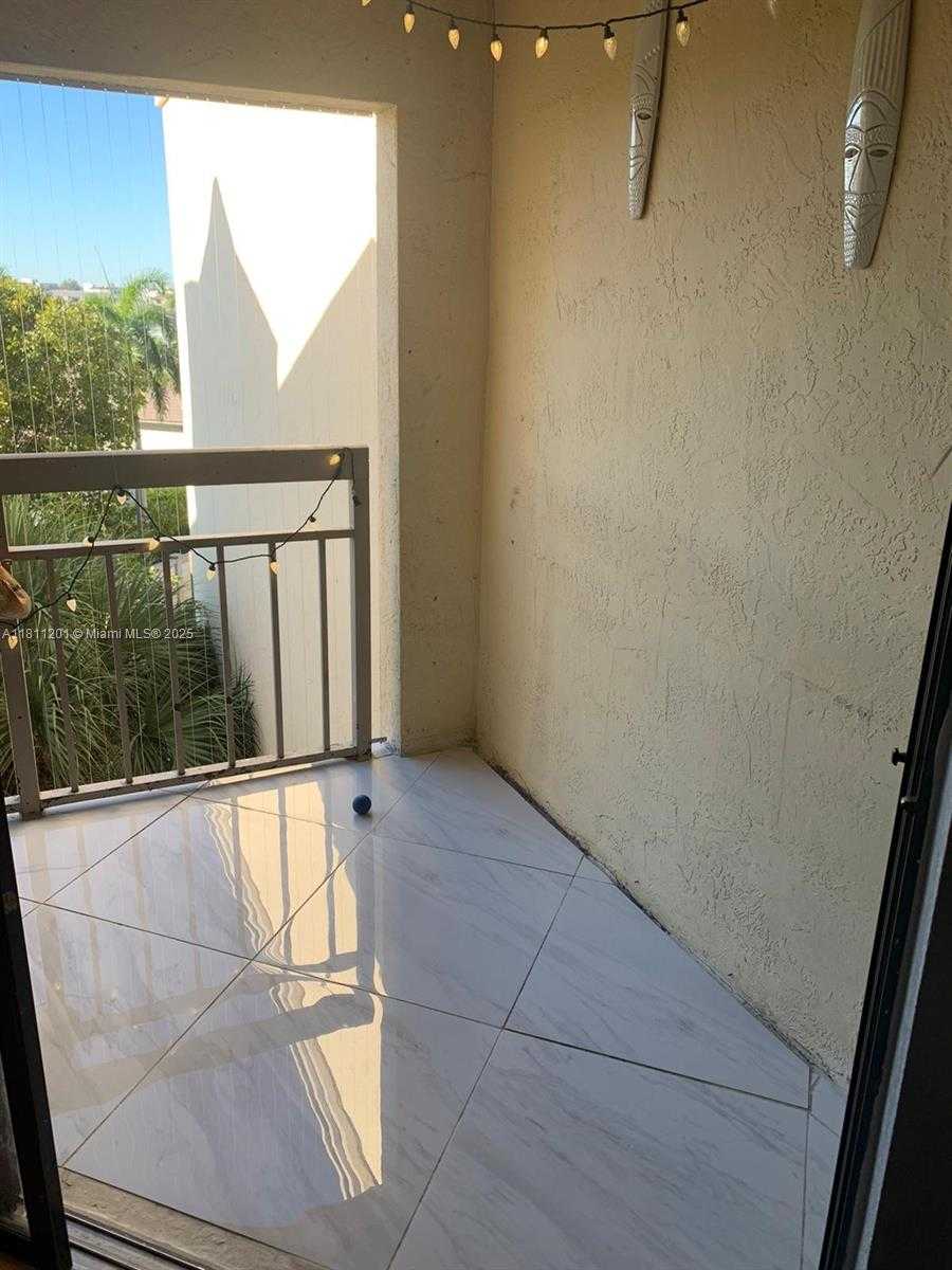 Small Image of 8290 LAKE DR #502, Doral Number 21